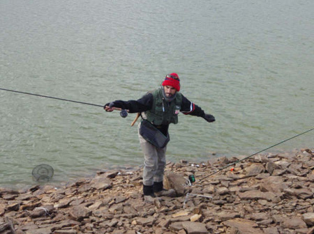 Ruben. Preparando el equipo de pesca. Lago LLanillo. 02-11-08 020
