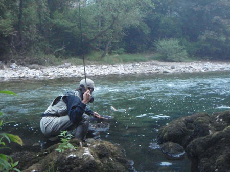 Ruben. sacando un presioso reo en Asturias. 2008.P8240073